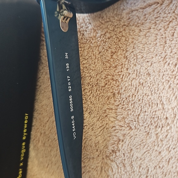 Hailey Bieber Vogue eyewear - Picture 6 of 6